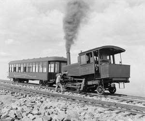 パイクスピークの頂上を走る歯車式列車、マニトウ＆パイクスピーク鉄道、1901年頃（モノクロ写真