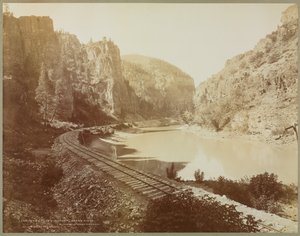 エコークリフ、グランドリバーの峡谷、グレンウッドエクステンション、コロラド州、1885年。 作： William Henry Jackson