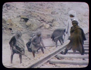 1880年に鉄道線を建設するインド人労働者（手描きの写真） 作： William Henry Jackson