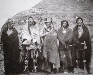 部族のアースロッジの前に立つポーニー族の人々（1869年頃）（モノクロ写真