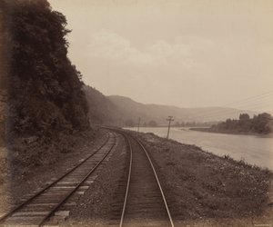 タワンダ近郊、ヘムロック・ラン・カーブ。1895年（写真） 作： ウィリアム・ハーマン・ラウ