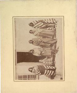 1871年の少女と赤ちゃんを持つ5人のネイティブアメリカンの女性のグループ（セピア写真） 作： William Hicks Jackson