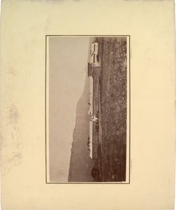 1871年に入口ゲートに集まった数人の男性がいる柵の様子（セピア写真） 作： William Hicks Jackson