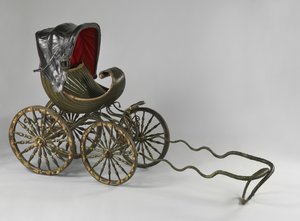 塗装と金箔を施した乳母車（ミクストメディア