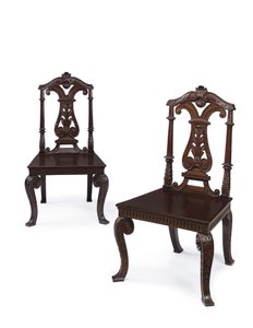 ジェームズ・ムーア・ザ・ヤンガーによって実行されたジョージ2世のホールチェアのペア、c.1727-31（マホガニー）（487613も参照） 作： William Kent
