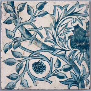 青い花のモチーフ。 タイル、1870 年代から 1880 年代。 作： William Morris