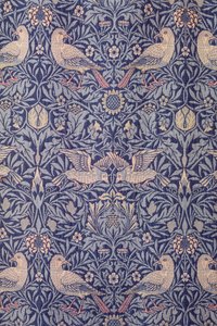 ハマースミステラスから吊り下げられている壁（テキスタイル） 作： William Morris