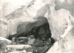 ロッキー山脈：グレート氷河の氷の洞窟、カナダ、ドナルド山、1895年。 作： William Notman and Son