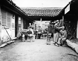 中国のカントリーハウスでの巡回理髪師、1875年頃 作： William Saunders