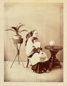[扇子を持つ座った若い女性のスタジオ・ポートレート］ 作： William Saunders