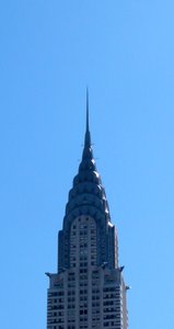 クライスラービルは、ニューヨークのマンハッタンの東側に位置するアール・デコ様式の超高層ビルである。 作： ウィリアム・ヴァン・アレン