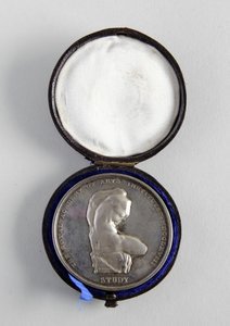 1884年12月10日、ジョージ・フランプトン氏にR.A.メダルを授与（金属製フィギュアの最優秀モデルに対して 作： William Wyon