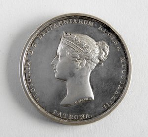 1884年12月10日、ジョージ・フランプトン氏にR.A.メダルを授与（金属製フィギュアの最優秀モデルに対して 作： William Wyon
