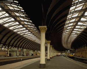 建築家ウィリアム・ピーチィーとトーマス・プロッサーが設計したヨーク・セントラル・ステーションの眺め（19世紀1870-1877年 イギリス 作： William and Prosser Thomas Peachy