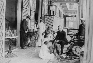 ボンベイ：ワトソンズホテルのベランダ、1870年代