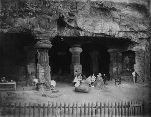 インド：1870年代、ボンベイ近くのエレファンタ石窟の入り口でのピクニック 作： Willoughby Wallace Hooper