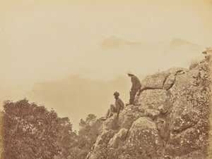 [岩の上に立つ男たち］ 作： Willoughby Wallace Hooper