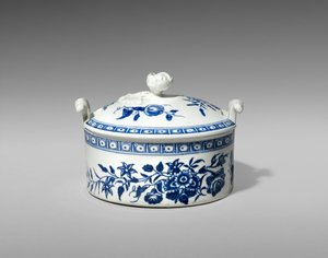バタータブ、c。 1770-1783（転写印刷付きのソフトペースト磁器） 作： Worcester Porcelain Manufactory