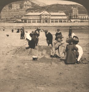 ウェールズのランディドノーのビーチで、1894年。 作： Works and Sun Sculpture Studios