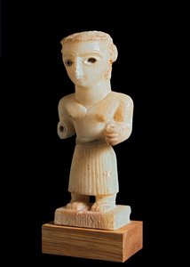南イエメンのベイハンの近く、ヌグブからマドラム一族に刻まれた男の小像。西暦1〜2世紀（アラバスター）