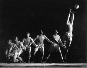 フランク・スウィフト（英ゴールキーパー）、多重被爆、1949年1月 作： ゾルタングラス