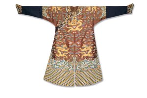 インペリアル栗刺繍ガーゼドラゴンローブ、乾隆帝、マンパオ 作： Zong Fengying