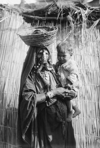 子供を抱くベドウィンの女性、ベエルシェバ (Be