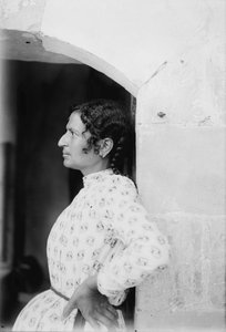 ナブルスのサマリア人女性、1920年頃（白黒写真） 作： . .