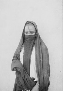 ベールに包まれた女性、カイロ、1910年頃（白黒写真） 作： . .