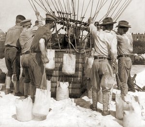 気球のバスケットに土嚢を取り付ける（アメリカ・フォートマイヤー 作： Hippolyte Lalaise Devéria