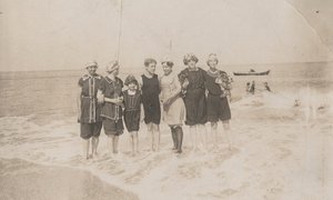1911年9月、ホールゲートでの海水浴パーティ（モノクロ写真
