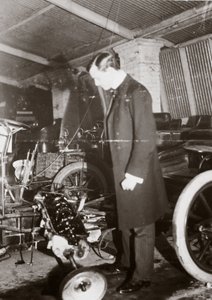 ガレージで自動車のエンジンを見るC・S・ロールス（1900年頃 作： Ferdinand Georg Waldmuller