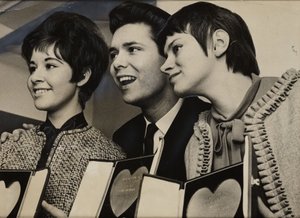 クリフ・リチャード（1940年生まれ）、リタ・トゥーシンガム（1942年生まれ）、ヘレン・シャピロ（1946年生まれ）」。