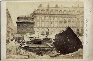 パリのコミューン（1871年）：パリのヴァンドーム広場にある廃墟。1871年撮影。寸法：16.5x10.8cm 作： Frederick (attr. to) Barnard