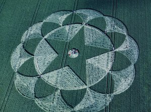 1998年6月20日、ウィルトシャー州エイブベリー・トラスロー、大麦畑のクロップサークル（航空写真