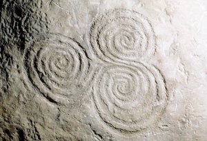 ニューグランジ石器時代通路墓の曲線的な岩石彫刻の詳細（ユネスコ世界遺産登録