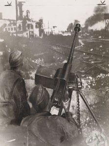 第二次世界大戦（1939-1945）：1942年のスターリングラードの戦い（ロシア）で、線路近くの工場を守る2人のロシア人対戦車砲兵 作： Frederick (attr. to) Barnard