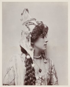 エドワード朝の肖像画、エキゾチックな衣装を着た女性 作： John Pardon
