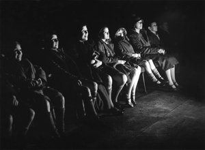 映画館でウォルト・ディズニーの映画を見る子供たち 作： Ferdinand Georg Waldmuller