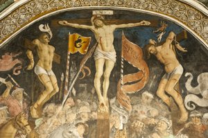 ハンス・クレーメル作の有名な磔刑群、イタリア、ピエモンテ州クーネオ県エルバのキエサ・パロッキアレ教区教会の聖歌隊席のフレスコ画、ヨーロッパ