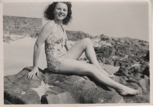 シャーリングされた水着を着た旅行者（1940年代後半）（モノクロ写真 作： Hippolyte Lalaise Devéria