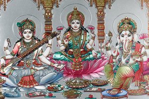 ヴィシュヌの妻であるラクシュミは、繁栄、幸運、美の女神です。 ガネーシャ。