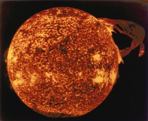 極端な紫外線で見た大きな太陽フレア 作： Henry Charles Fehr