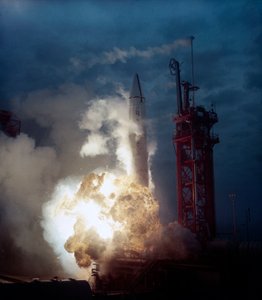 ロケット、アメリカ 発射台で爆発するロケット、1960年代前半 作： Frederick (attr. to) Barnard