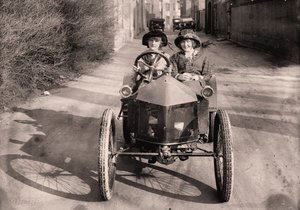 ドライブに出かける（1912年頃）（写真 作： Frederick (attr. to) Barnard