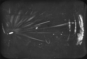 粒子イメージング、クラウドチェンバー α線トラック、20世紀初頭 作： Ferdinand Georg Waldmuller