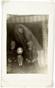 超常現象：3人の老人の肖像画、背後に現れる女性の霊、1920年頃 写真提供：ウィリアム・ホープ（1863-1933 作： Frederick (attr. to) Barnard