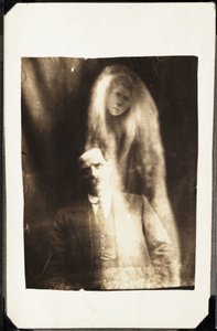 超常現象：男性の肖像とその背後に現れる妻の霊 1920年頃 撮影：ウィリアム・ホープ（1863-1933 作： Frederick (attr. to) Barnard