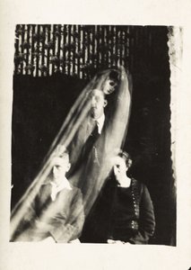 超常現象：女性と2人の男性の肖像画とその背後に現れる女性の霊 1920年頃 写真提供：ウィリアム・ホープ（1863-1933 作： Frederick (attr. to) Barnard
