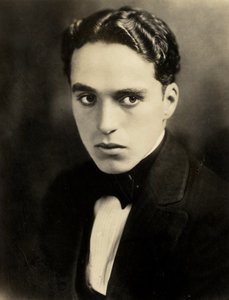 チャーリー・チャップリンの肖像（1918年頃）（セピア色の写真 作： Hippolyte Lalaise Devéria